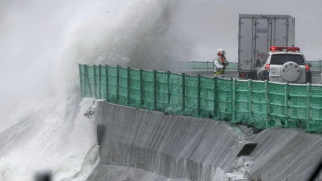 Bão Lionrock gây gió to sóng lớn làm tê liệt giao thông, gây mất điện và khiến các quan chức thúc giục người dân sơ tán