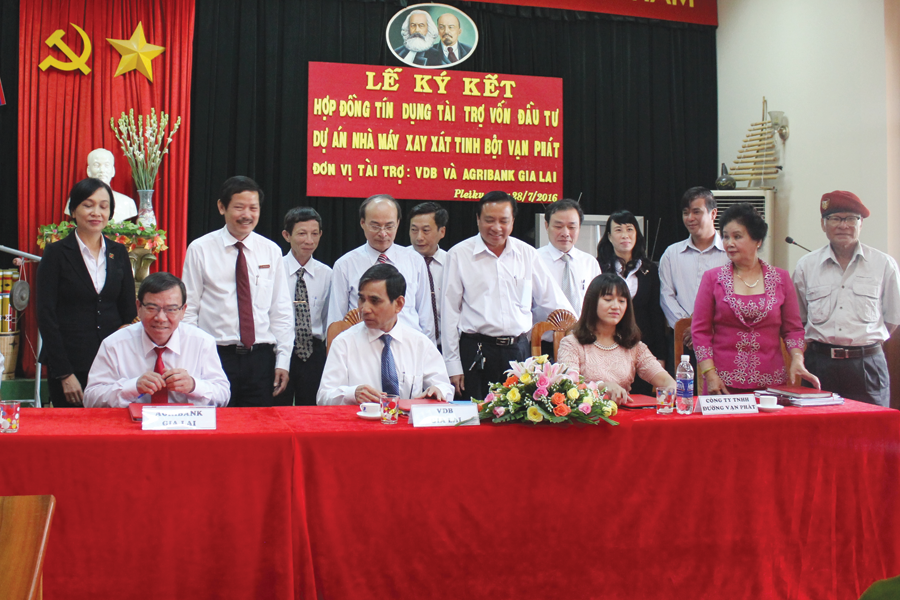 Ký kết hợp đồng tín dụng tài trợ vốn đầu tư dự án Nhà máy Xay xát tinh bột Vạn Phát. Ký kết hợp đồng tín dụng tài trợ vốn đầu tư dự án Nhà máy Xay xát tinh bột Vạn Phát.