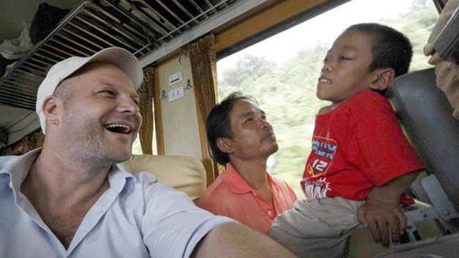 Tác giả Philipp Abresch và cậu bé Long Thành. Tác giả Philipp Abresch và cậu bé Long Thành.