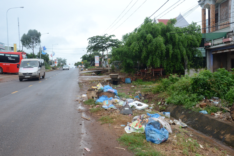 Rác thải ngổn ngang trên đường Quang Trung. Ảnh: T.T Rác thải ngổn ngang trên đường Quang Trung. Ảnh: T.T