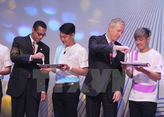 Các đại biểu tham gia thực hiện thao tác test nước bọt với bộ tự xét nghiệm HIV tại lễ khởi động. Các đại biểu tham gia thực hiện thao tác test nước bọt với bộ tự xét nghiệm HIV tại lễ khởi động.