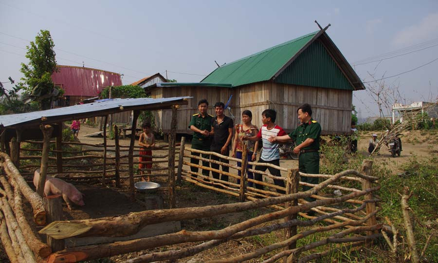 Hướng dẫn bà con kỹ thuật chăn nuôi. Ảnh: Hồng Thi Hướng dẫn bà con kỹ thuật chăn nuôi. Ảnh: Hồng Thi