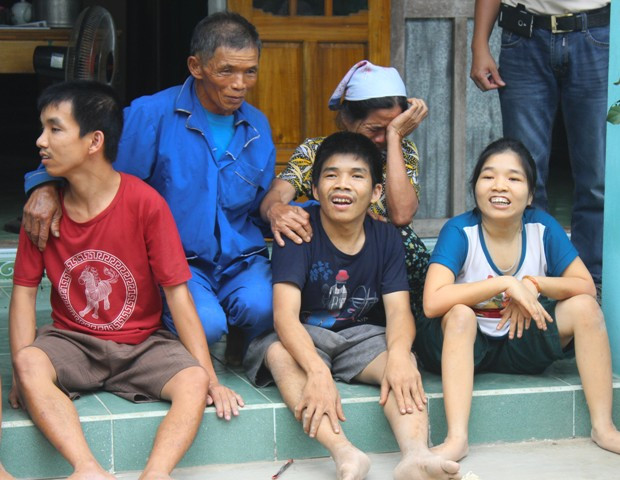 Vợ chồng ông Trâm sinh được 5 người con thì 4 người bị nhiễm chất độc hóa học.