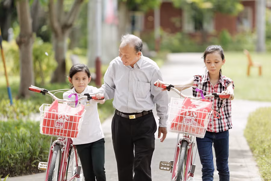 Hơn 2.559 chiếc xe đạp đã được gửi tặng đến các trẻ em nghèo trên toàn quốc.