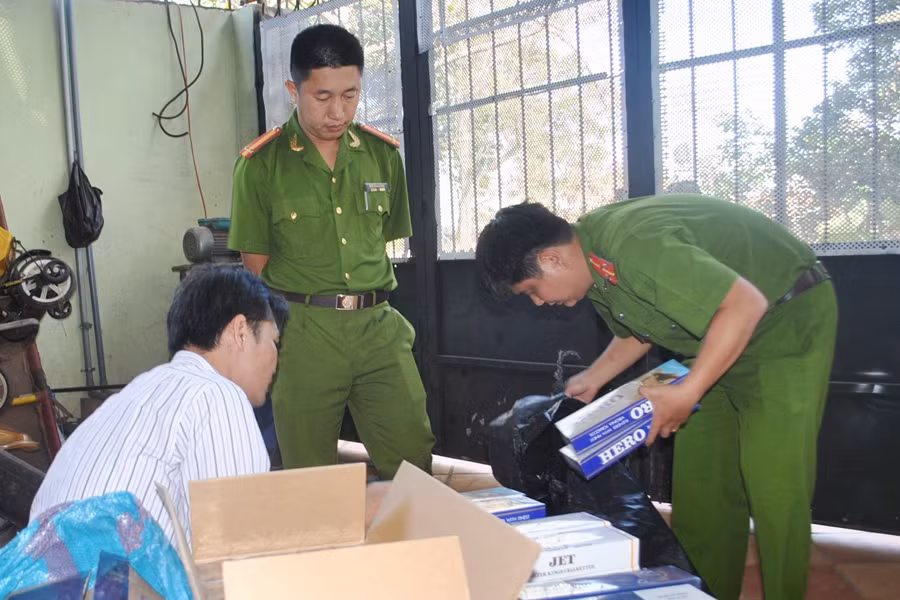Lực lượng Cảnh sát Kinh tế phát hiện, bắt giữ số lượng lớn thuốc lá nhập lậu.