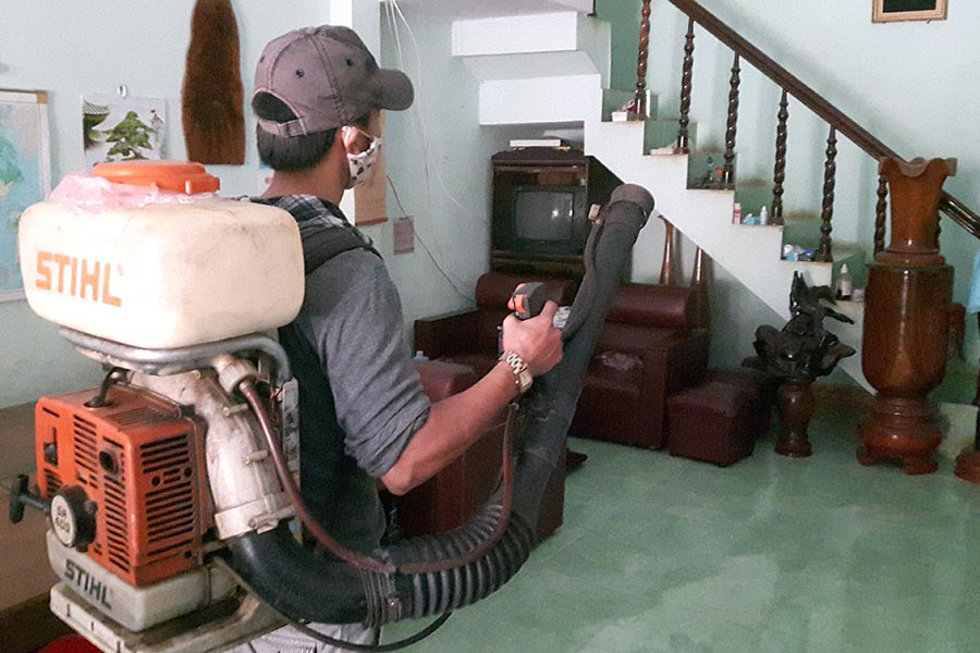  Phun hóa chất để diệt muỗi trong nhà. Ảnh: H.T