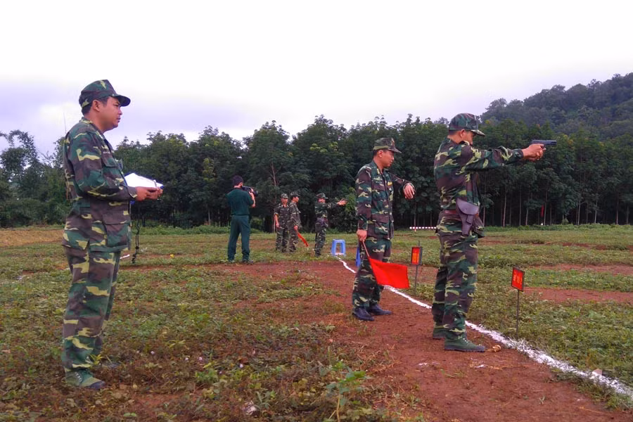 Các vận động viên thực hiện nội dung thi bắn súng ngắn. Ảnh: N.H