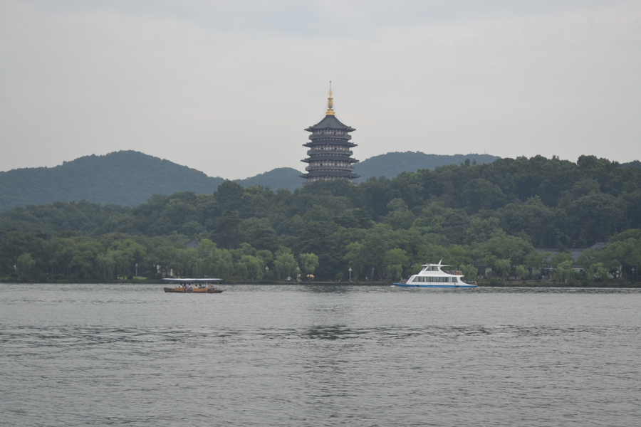 Tháp Lôi phong trên Tây Hồ, Hàng Châu. Ảnh: N.A