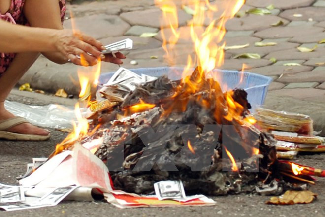 Gia chủ cần hóa tiền vàng của gia thần trước tổ tiên để tránh bị nhầm lẫn.