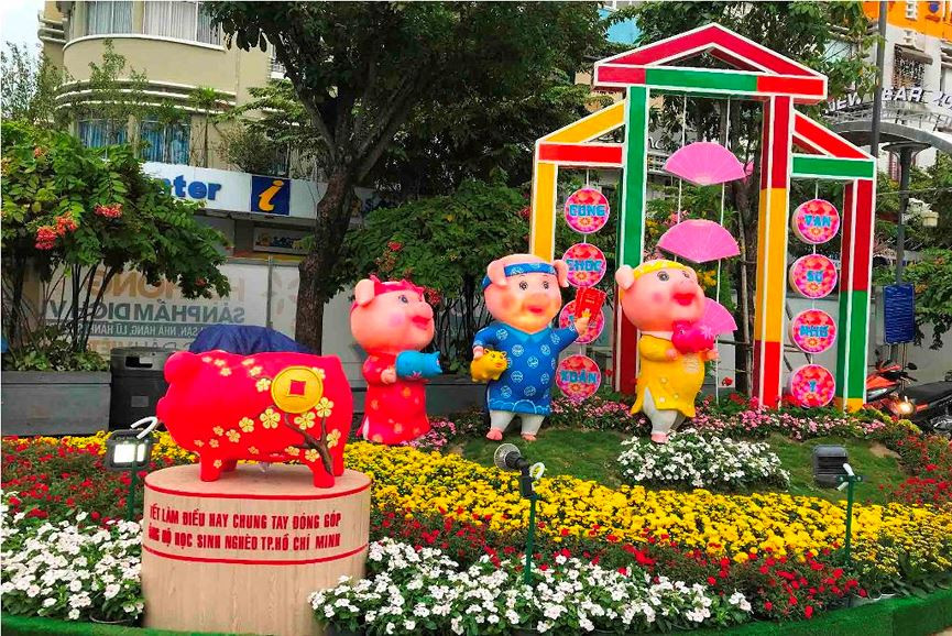  Các chú heo trong trang phục áo dài nón lá, áo dài khăn rằn đặc trưng Nam Bộ với hai gam màu ngày Tết là màu đỏ của sự may mắn và màu vàng của sự thịnh vượng.