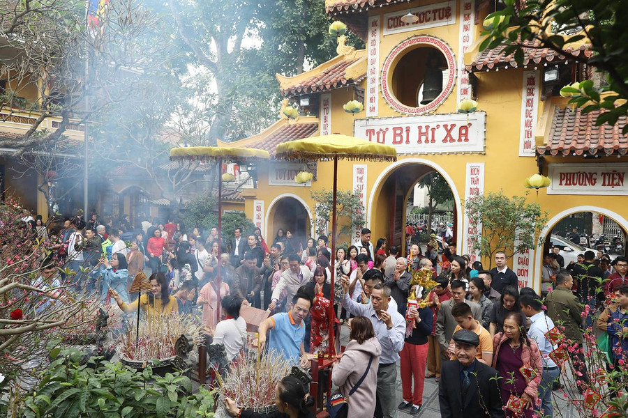 Từ 6h sáng, nhiều người dân Hà Nội đã tới chùa Quán Sứ để đi lễ cầu may mắn trong ngày đầu năm mới.