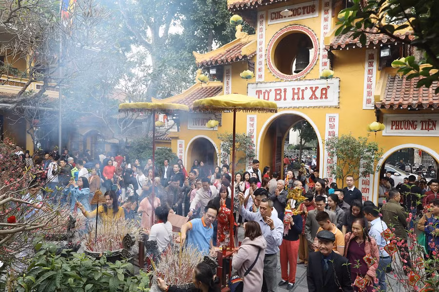 Từ 6h sáng, nhiều người dân Hà Nội đã tới chùa Quán Sứ để đi lễ cầu may mắn trong ngày đầu năm mới.