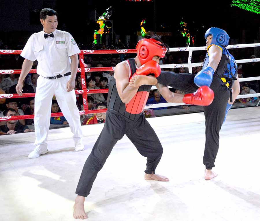  Vận động viên Nguyễn Văn Hợi (thứ 2 từ trái sang) của đoàn Gia Lai trong trận thắng võ sĩ đến từ Đak Lak. Ảnh: M.V