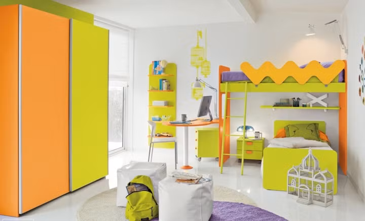  Phòng ngủ có các vật dụng pha trộn giữa màu xanh cốm, cam, tím, trắng.