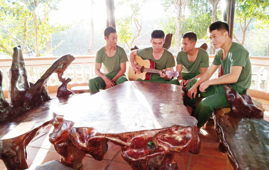 Các chiến sĩ đang say sưa đàn và hát. Ảnh: Phương Dung