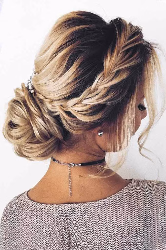 Tóc tết mai búi thấp hợp với những trang phục sang trọng. Tóc tết mai búi thấp hợp với những trang phục sang trọng.