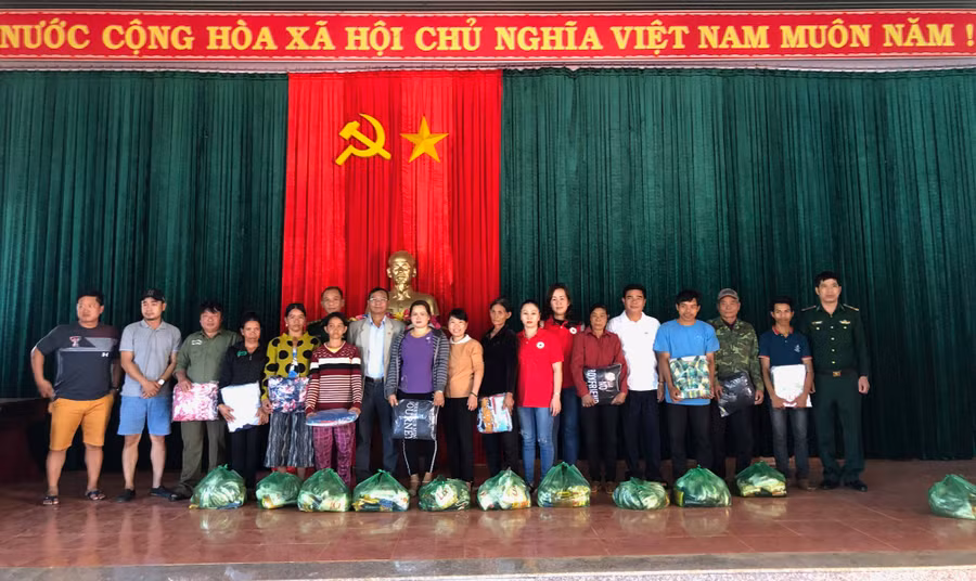 Trao quà cho hộ nghèo xã Ia Nan. Ảnh: Ngọc Thu