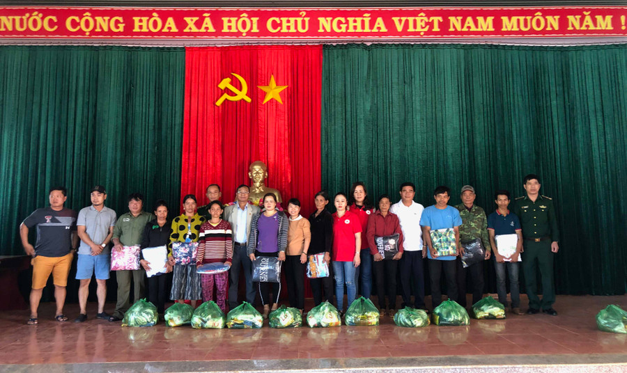 Trao quà cho hộ nghèo xã Ia Nan. Ảnh: Ngọc Thu