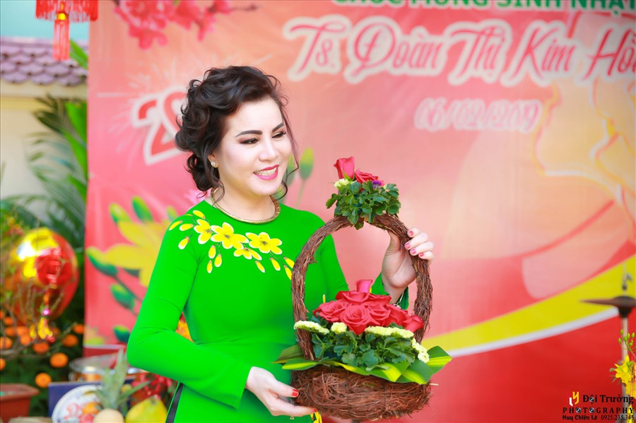 Hoa hậu Kim Hồng từng được tổ chức Mrs.World trao danh hiệu Đệ nhất Hoa hậu quý bà Thế giới năm 2013.