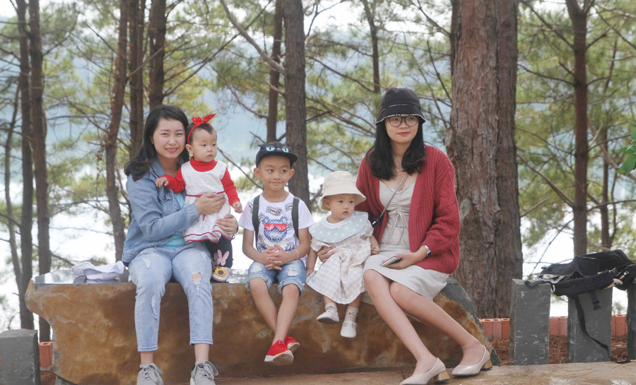 Nhiều gia đình cho trẻ em đi du xuân ngày đầu năm. Ảnh: Văn Ngọc