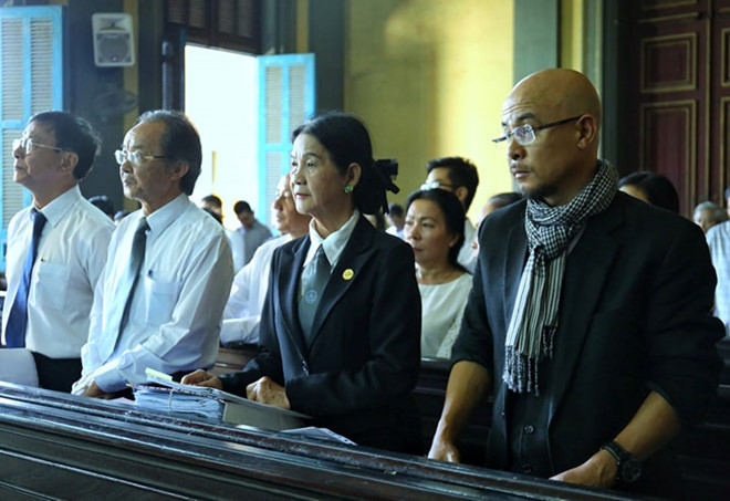 Ông Đặng Lê Nguyên Vũ (bìa phải) và các luật sư tại phiên xử sáng 20.2 Ông Đặng Lê Nguyên Vũ (bìa phải) và các luật sư tại phiên xử sáng 20.2