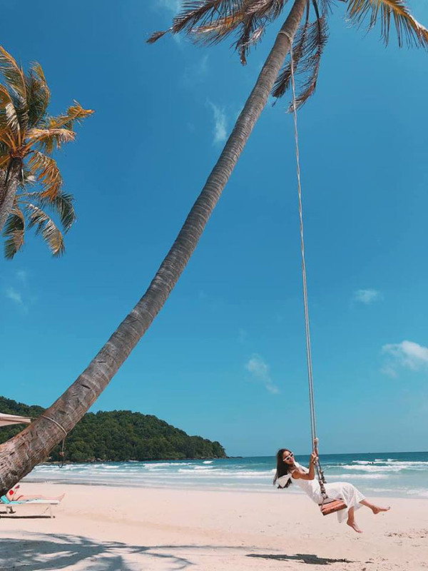 Ngoài việc chọn những điểm đến lý tưởng thì cách 'lên đồ' để có những bức ảnh đẹp cũng được bạn gái quan tâm khi đi du lịch. Từ cách chọn lựa trang phục của chị em Yến Trang - Yến Nhi, phái đẹp sẽ có nhiều gợi ý trong việc mix đồ đi biển.  Ngoài việc chọn những điểm đến lý tưởng thì cách 'lên đồ' để có những bức ảnh đẹp cũng được bạn gái quan tâm khi đi du lịch. Từ cách chọn lựa trang phục của chị em Yến Trang - Yến Nhi, phái đẹp sẽ có nhiều gợi ý trong việc mix đồ đi biển.