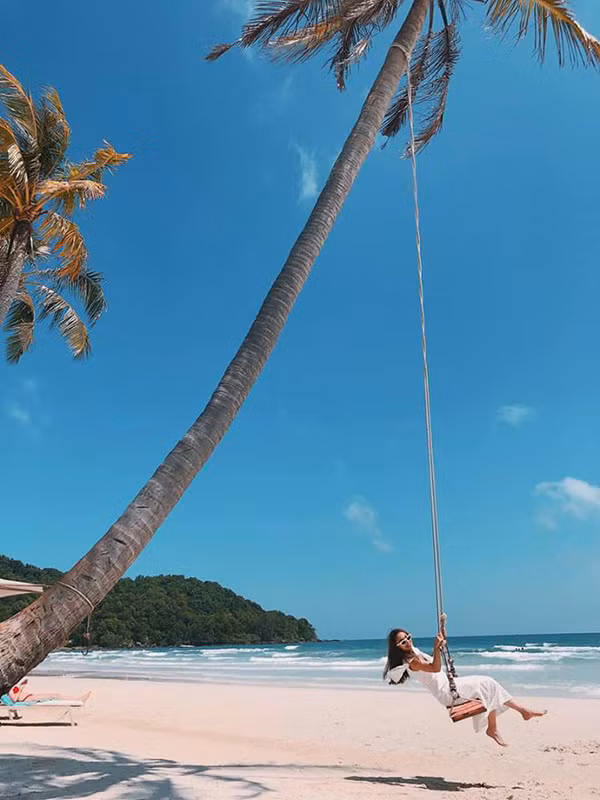  Ngoài việc chọn những điểm đến lý tưởng thì cách 'lên đồ' để có những bức ảnh đẹp cũng được bạn gái quan tâm khi đi du lịch. Từ cách chọn lựa trang phục của chị em Yến Trang - Yến Nhi, phái đẹp sẽ có nhiều gợi ý trong việc mix đồ đi biển.