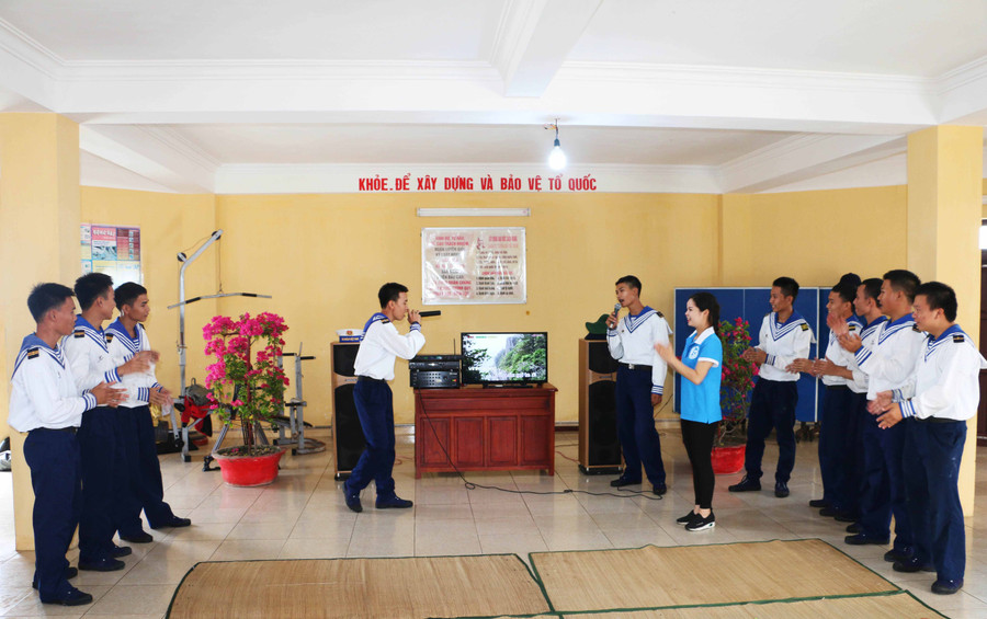 Các chiến sĩ hát karaoke sau những giờ huấn luyện căng thẳng. Ảnh: Quang Tấn