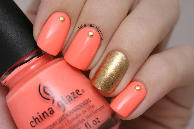 Sư Tử với tố chất lãnh đạo, rất hợp với màu cam nổi bật hoặc các màu ánh kim lấp lánh. 