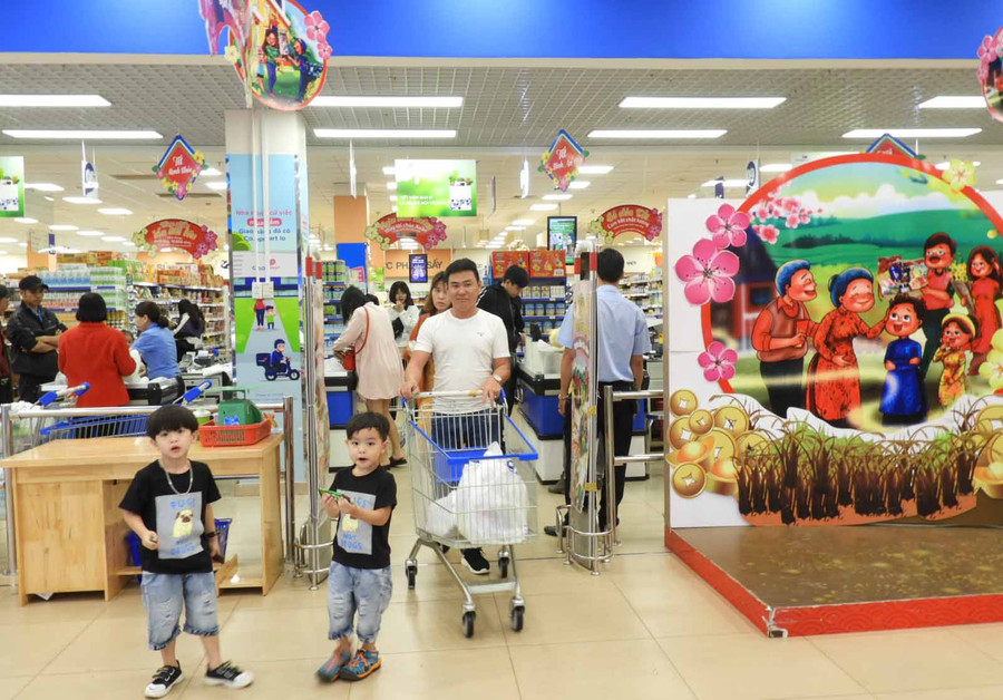 Phục vụ nhu cầu mua sắm của người dân tại Siêu thị Co.op Mart Pleiku. Ảnh: Thanh Nhật