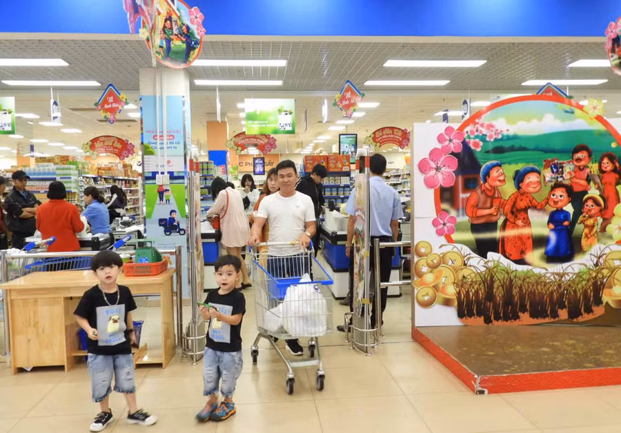 Phục vụ nhu cầu mua sắm của người dân tại Siêu thị Co.op Mart Pleiku. Ảnh: Thanh Nhật