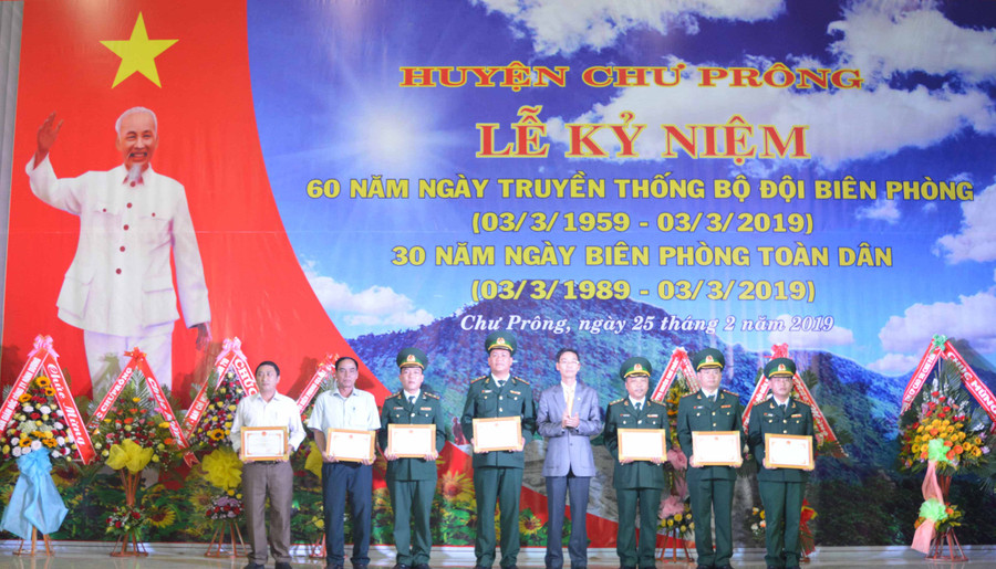 Các tập thể nhận giấy khen. Ảnh: Anh Huy