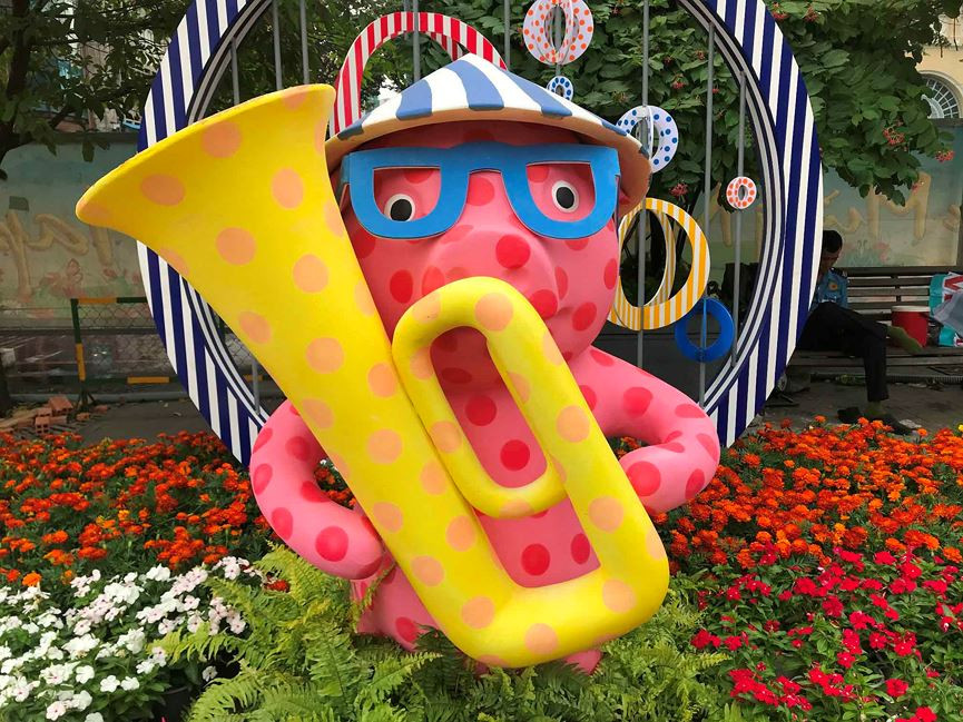 Cùng với đó là những chú heo vui vẻ, tinh nghịch cưỡi lật đật, chơi nhạc nhằm gửi thông điệp một mùa xuân đầy niềm vui, hạnh phúc cho mọi người.