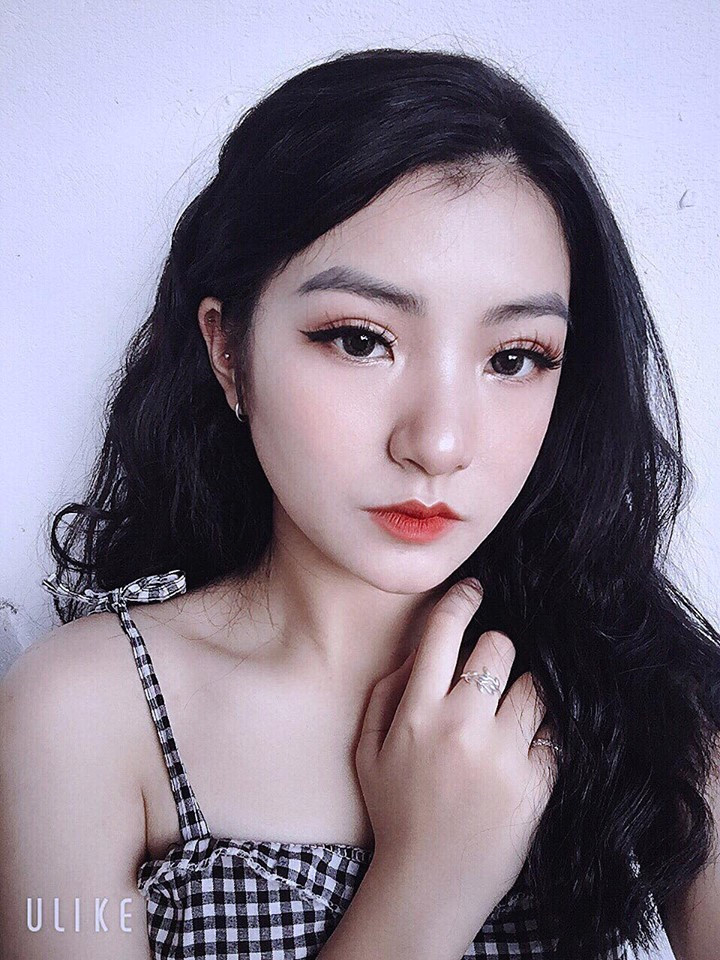 Khi trao hoa vì run nên Thu Uyên chỉ biết cười thật tươi