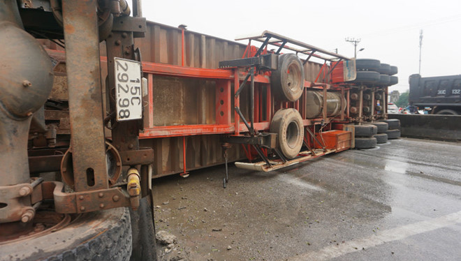  Xe container bị lật nghiêng chắn ngang đường