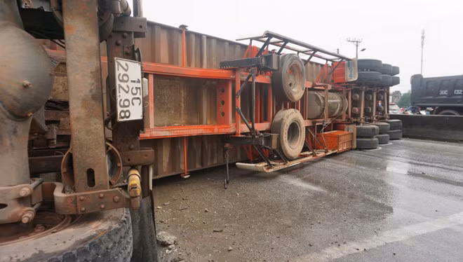  Xe container bị lật nghiêng chắn ngang đường
