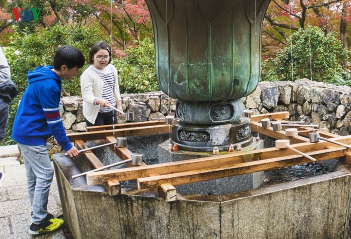 Người dân và du khách đặt búp bê ở khắp mọi nơi, từ lối vào cổng chùa, nơi rửa tay trước khi vào lễ bái…