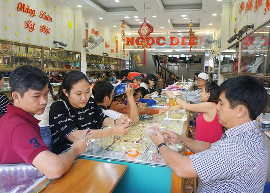Khách hàng khá hài lòng vì cung cách phục vụ tại tiệm vàng Ngọc Diệp. Ảnh: H.D Khách hàng nào cũng hài lòng vì cung cách phục vụ tại Tiệm vàng Ngọc Diệp. Ảnh: H.D