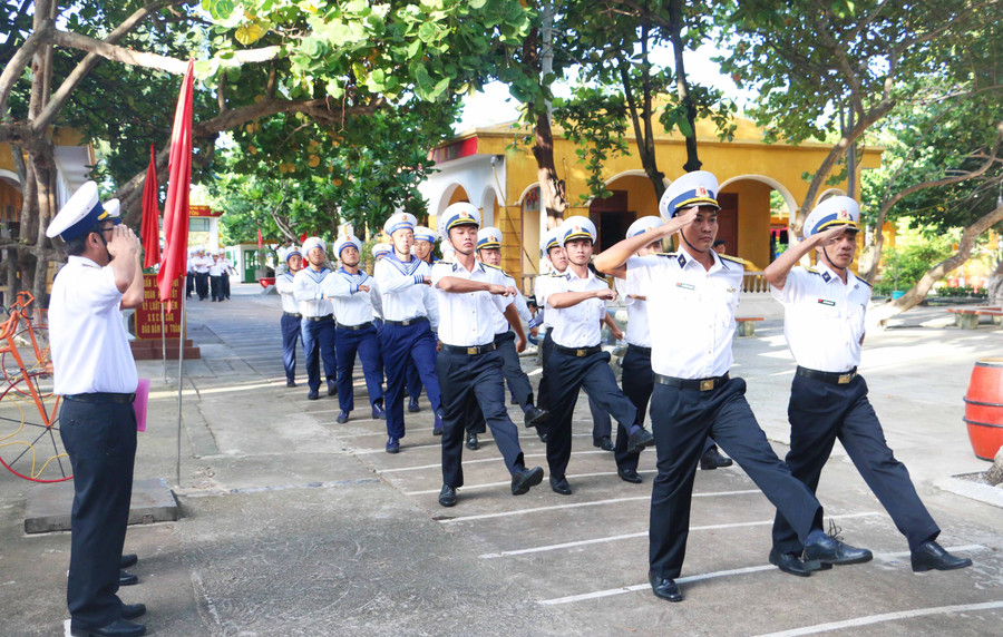  Và tổ chức duyệt binh đầu năm mới. Ảnh: Quang Tấn