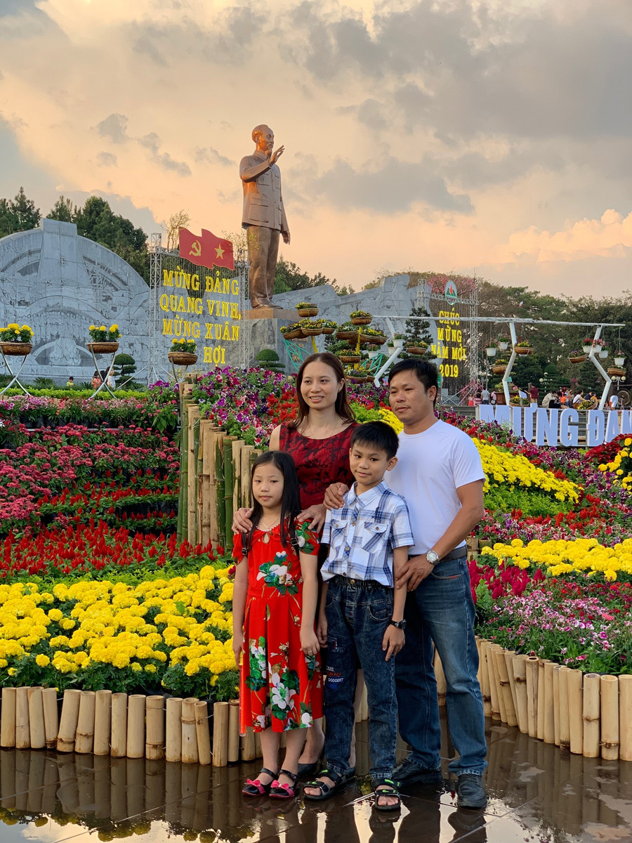 Cùng người thân chụp ảnh kỷ niệm tại trái tim của thành phố. Ảnh: P.V