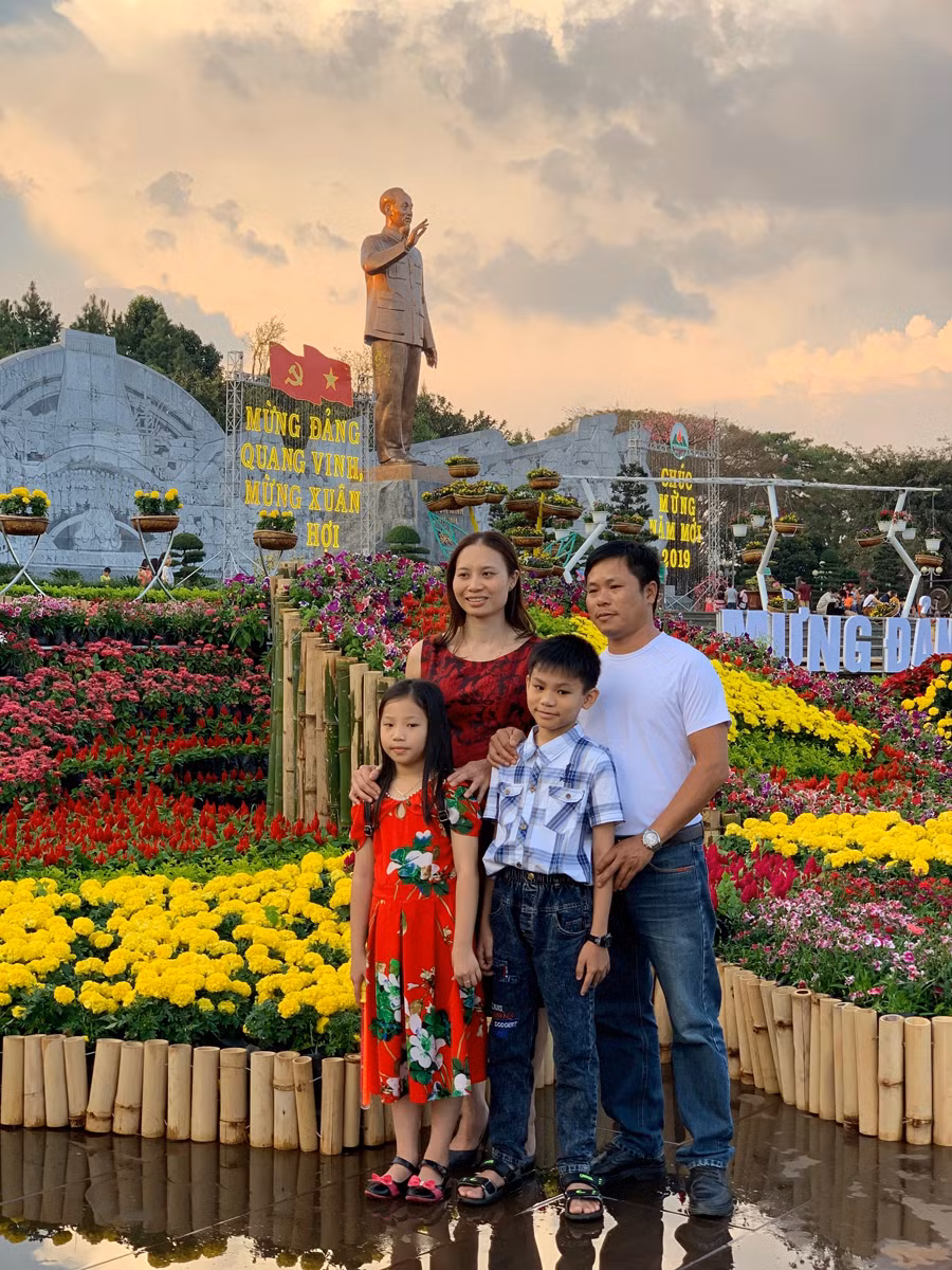 Cùng người thân chụp ảnh kỷ niệm tại trái tim của thành phố. Ảnh: P.V