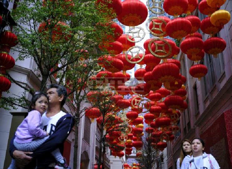 Con phố rộn ràng không khí Tết ở Hồng Kông. (Ảnh: AP)