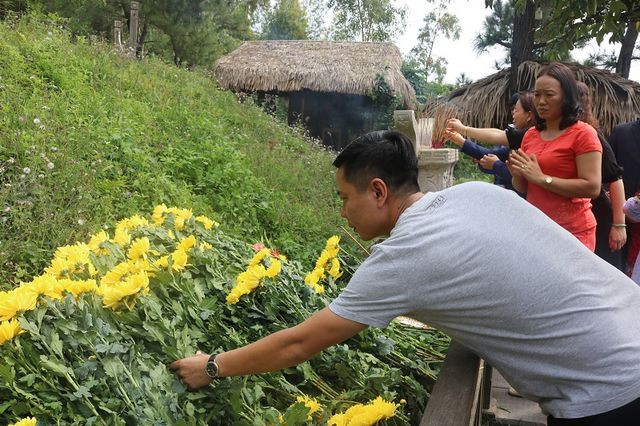 Dâng hương, hoa viếng mộ Đại tướng.