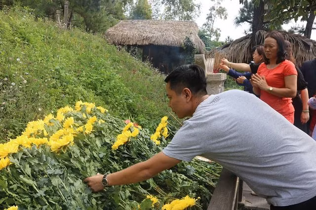 Dâng hương, hoa viếng mộ Đại tướng.