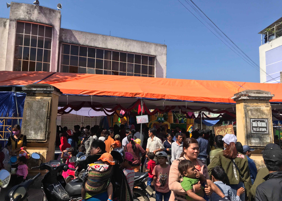 Nhà văn hóa thị xã Ayun Pa thu hút đông du khách những ngày Tết. Ảnh: Đức Phương Nhà văn hóa thị xã Ayun Pa thu hút đông du khách những ngày Tết. Ảnh: Đức Phương