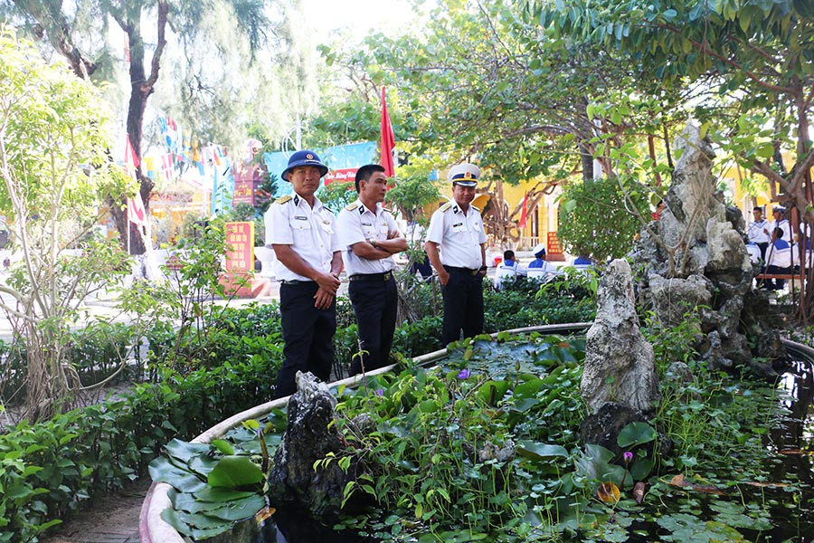 Bên cạnh trồng cây xanh tạo bóng mát quân dân trên đảo Sinh Tồn còn trồng một số cây cảnh tạo vẻ đẹp cho đảo. Ảnh: Q.T Bên cạnh trồng cây xanh tạo bóng mát quân dân trên đảo Sinh Tồn còn trồng một số cây cảnh tạo vẻ đẹp cho đảo. Ảnh: Q.T