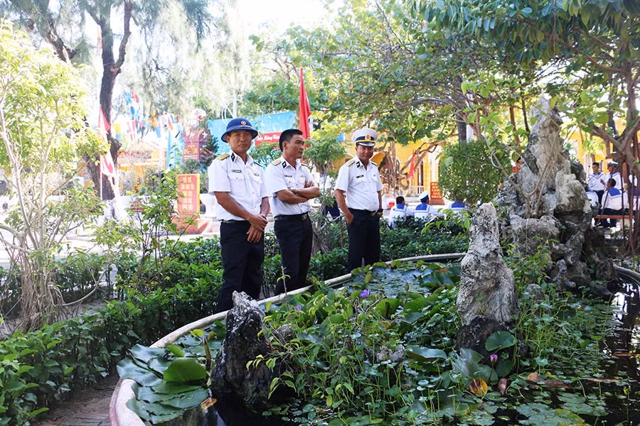 Bên cạnh trồng cây xanh tạo bóng mát quân dân trên đảo Sinh Tồn còn trồng một số cây cảnh tạo vẻ đẹp cho đảo. Ảnh: Q.T