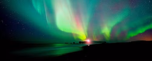  Vô số tia sáng phát ra với vô số màu sắc. Ảnh: Smartwaytravel.