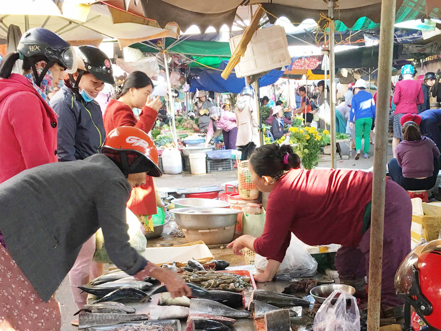 Nguồn hàng khan hiếm khiến nhiều loại hải sản đội giá rất cao so ngày thường. Ảnh: Vũ Thảo