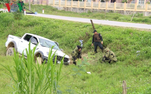 Lực lượng chức năng khám nghiệm hiện trường nơi hai nghi phạm cố thủ trong chiếc xe bán tải với “hàng nóng”. Lực lượng chức năng khám nghiệm hiện trường nơi hai nghi phạm cố thủ trong chiếc xe bán tải với “hàng nóng”.